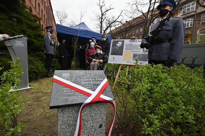 Dęby pamięci dla policjantów zamordowanych w Katyniu