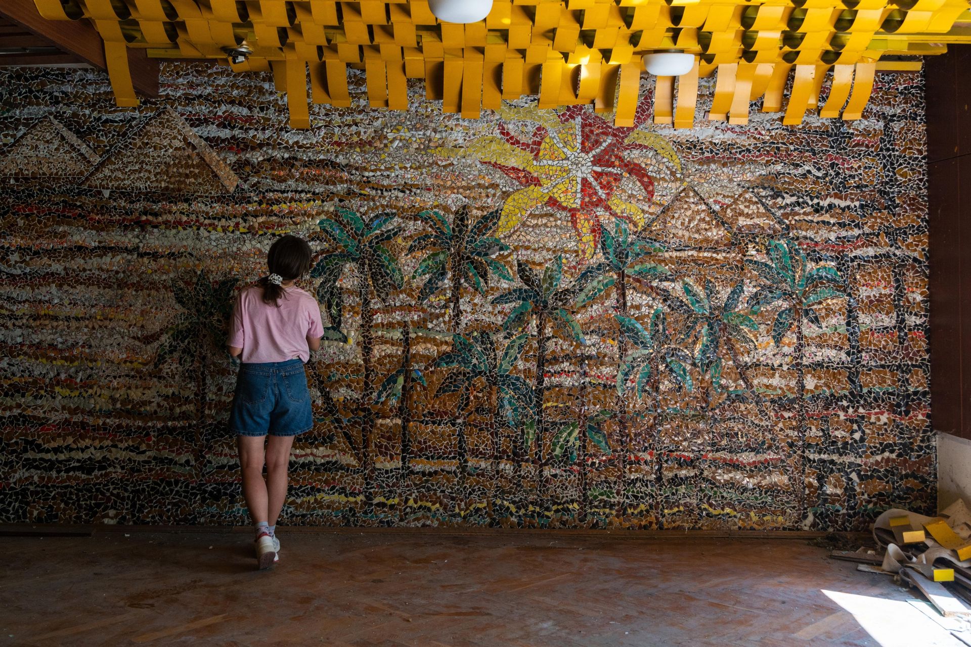 Czyszczenie mozaiki w Kiekrzu z bazgrołów