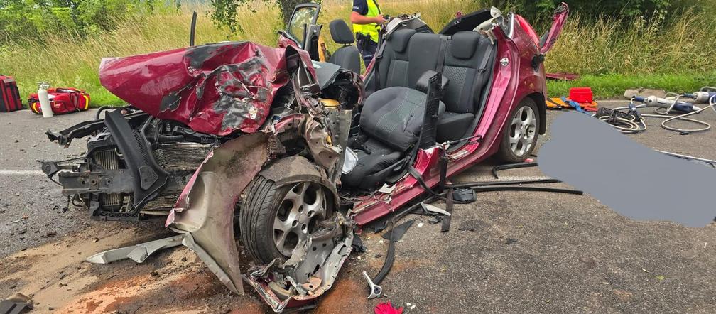 Makabryczny wypadek pod Szczecinem. Rozpędzone auto uderzyło w drzewo. Jedna osoba nie żyje, dwie są ranne