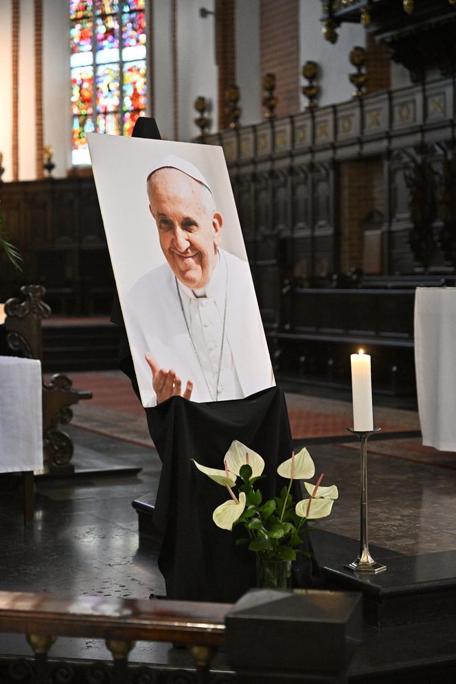 Warszawa żegna papieża Franciszka. Poruszające wpisy w Archikatedrze