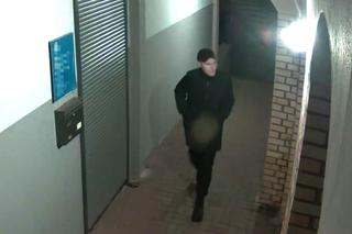 Uszkodził drzwi kościoła w Toruniu. Rozpoznajesz tego mężczyznę? Powiadom policję