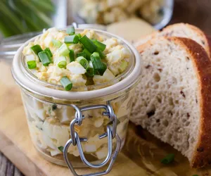 Pasta kanapkowa z prażoną cebulką. Ekspresowa i oryginalnie pyszna