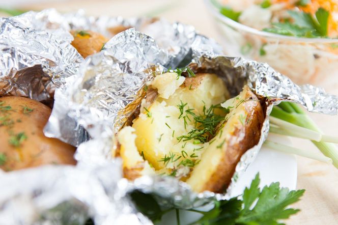 Ziemniaki z grilla w maśle czosnkowym – tak dobre, że kiełbasa może się obrazić
