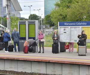  Niebezpieczny tłok na Gdańskim. Perony i schody zatłoczone do granic możliwości. „Tu się kiedyś ktoś zabije!”