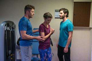 Na Wspólnej, odcinek 2791. Grzegorz (Michał Chruściel), Olaf (Maciej Brzoska), Ada (Wiktoria Wolańska)