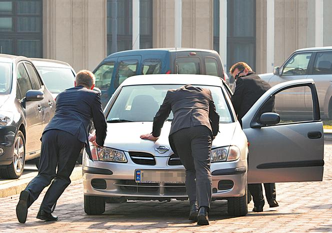 Girzyńskiemu stanęło koledzy popchnęli!