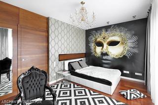 Ładna aranżacja: sypialnia z fototapetą. Wenecka maska na ścianie...