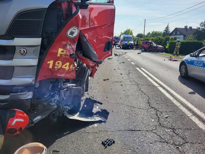 Zderzenie ciężarówki z osobówką w Świerklanach. Lądował śmigłowiec LPR