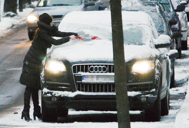 Marta Kaczyńska odśnieża auto plażową łopatką