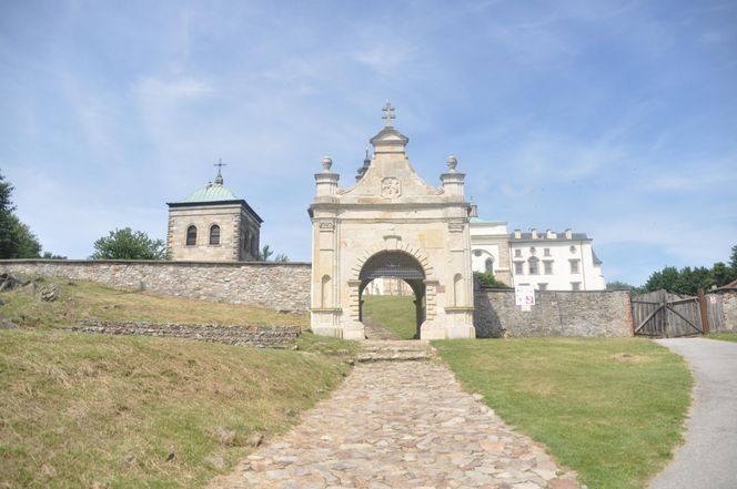 Wejście do klasztoru na Świętym Krzyżu