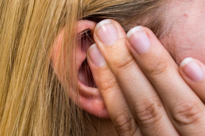 Kobieta cierpi na ból ucha 