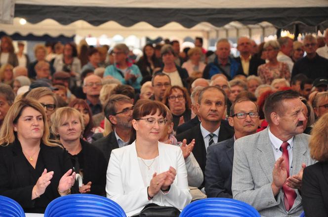 Rynek w Ćmielowie z dużymi filiżankami. Było huczne otwarcie