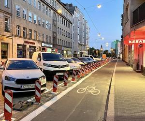 Słupkoza opanowała Wrocław. Wszystko przez to, że kierowcy parkują na ścieżce rowerowej 