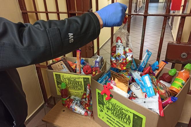 Funkcjonariusze Służby Więziennej przygotowali słodką niespodziankę dla dzieciaków ze świetlicy środowiskowej z Zabrza