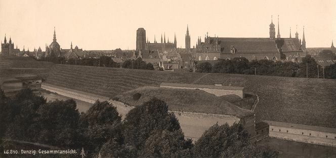 Archiwalny obrazek z 1894 roku przedstawia Bastion Kot oraz fragmenty Bastionu Wozowego (po lewej stronie). Widok od strony Zaroślaka.