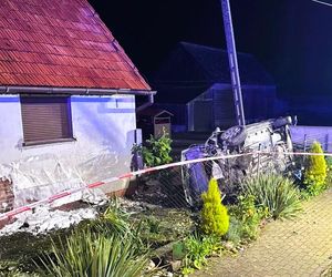 19-latek wypadł z drogi i uderzył w dom. Golf w strzępach, to cud że żyją!