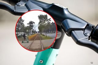 Niebezpieczne zdarzenie w Szczecinie. Nagranie pokazuje zderzenie z tramwajem
