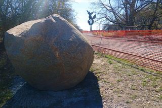 Wielki głaz w Parku Kasprowicza