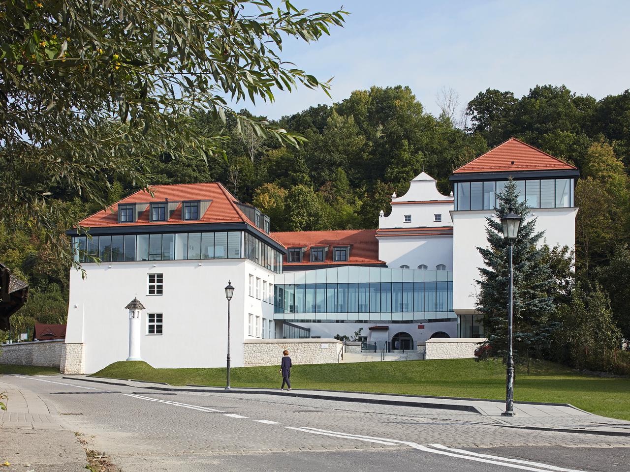 Szkoła w Kazimierzu - nawiązująca do tradycji architektury tego miasteczka