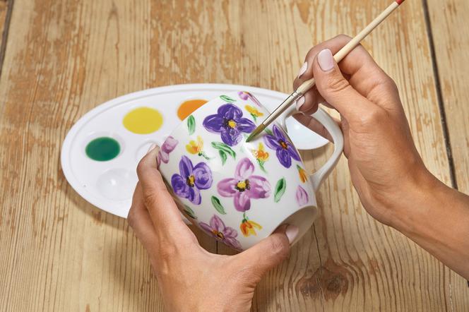 Jak ozdobić ceramiczny kubek ? Malowanie kubka – krok 3