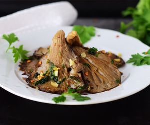 Aromatyczne boczniaki smażone i marynowane w czosnku