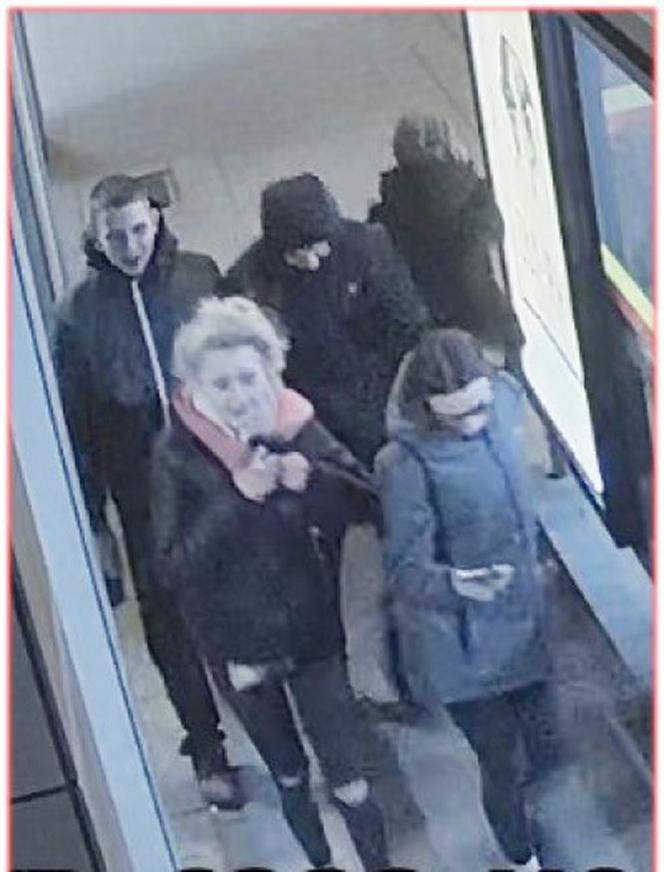 Łódź: POSZUKIWANI sprawcy pobicia na przystanku tramwajowym! W grupie młode dziewczyny