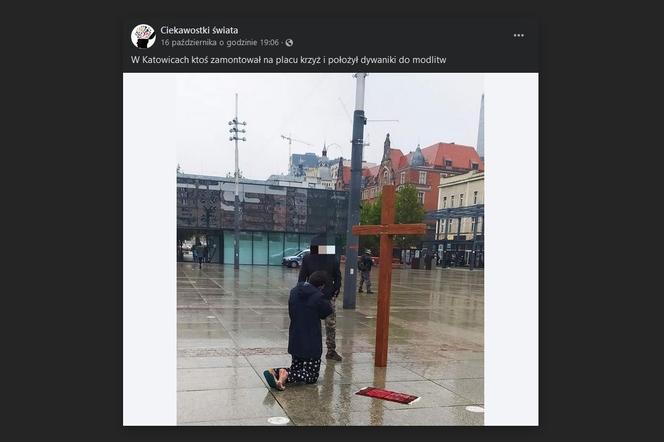 Katowice. Modlili się na rynku przed krzyżem w klapkach. Internauci oburzeni