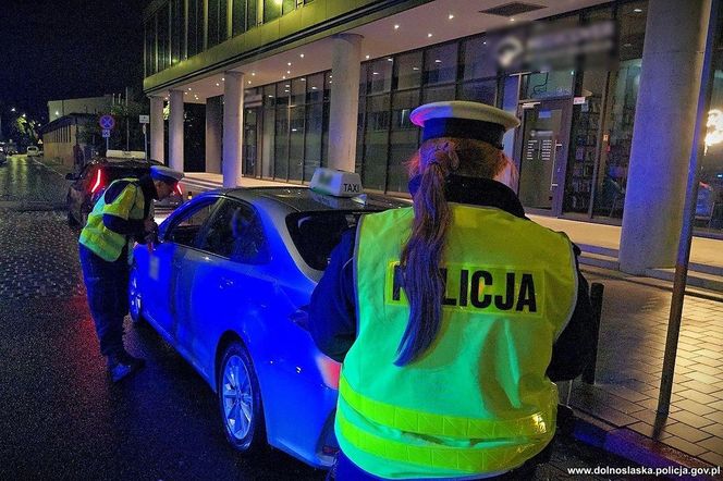 Wielka akcja policji we Wrocławiu. Wzięli pod lupę kierowców "na aplikację", a wyniki kontroli mrożą krew w żyłach