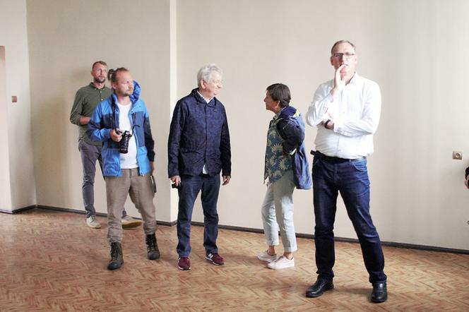 "Mały Zgon". Ekipa filmowa z Juliuszem Machulskim w byłym areszcie w Bartoszycach