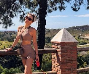 Doda w skąpym kostiumie prezentuje swoje wdzięki. Co za figura!