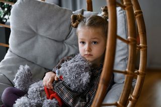 Oto 9 oznak bezpiecznego emocjonalnie domu. W wielu rodzinach przynajmniej kilka kuleje