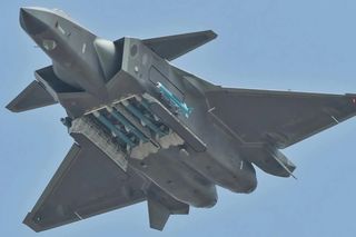 J-20 z pociskami PL-15