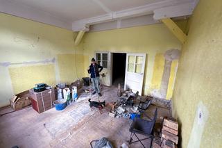 Pani Maria mieszka posród gruzu. Ciężko chora kobieta potrzebuje pomocy