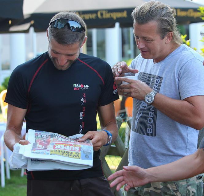 MACIEJ DOWBOR , JAROSŁAW JAKIMOWICZ OGLĄDAJĄ SUPER EXPRESS