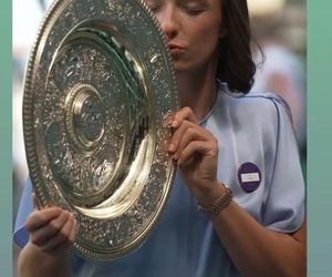 Wimbledon zdobyty, Rolex odkryty. Iga Świątek zachwyciła też błękitną kreacją!