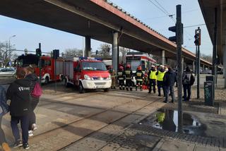 Groźny wypadek koło dworca Łódź Kaliska. Zderzenie osobówki z tramwajem ZDJĘCIA