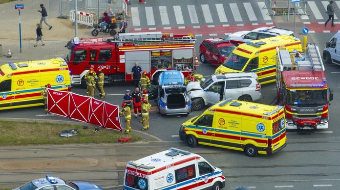 Wypadek radiowozu w Warszawie. Cztery osoby ranne, w tym policjanci