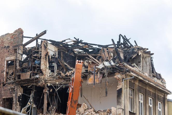 Spalona kamienica w Poznaniu znika. Trwa rozbiórka budynku  1:44 PM  i to się nie pali kompletnie! 