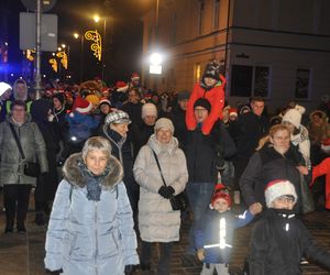 Orszak Świętego Mikołaja i choinka w Rynku w Kielcach