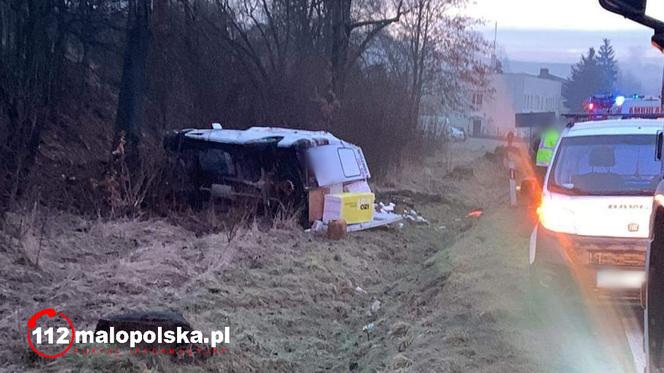  Kolejny wypadek i utrudnienia w Racławicach. Bus ponownie wypadł z drogi