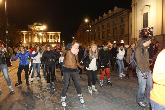 Nightskating. Warszawiacy przejechali stolicę na rolkach [Zdjęcia]