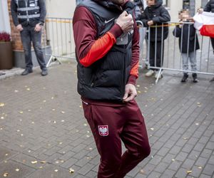Reprezentacja zmokła na spacerze. Lewandowski się krył przed deszczem