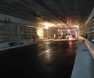 Pierwsze warstwy asfaltu w tunelu pod Świną 