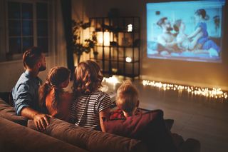 Telewizor czy projektor? Jak wybrać telewizor, a jak projektor z ekranem?