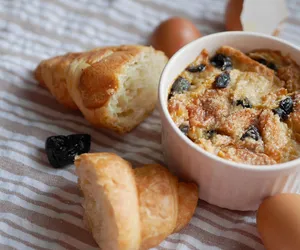 Pudding z croissantów. Zabójczo smaczny pomysł na słodkie śniadanie