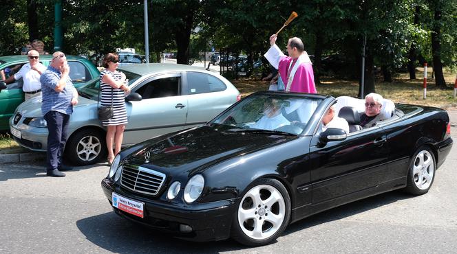 Biskup w kabriolecie święcił samochody