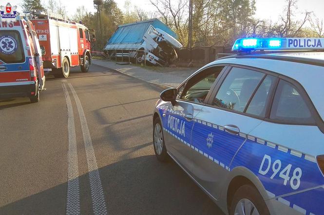 Zasnął za kierownicą ciężarówki. Pojazd zatrzymał się na... ogrodzeniu