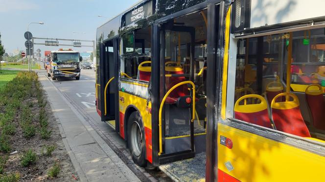 Ciężarówka zmasakrowała autobus miejski. Makabra na drodze w Warszawie!