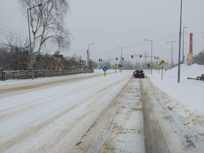 Starachowice pod śniegiem, na drogach trudne warunki do jazdy