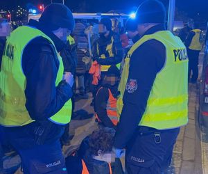 Warszawa. Ostatnie Pokolenie kontra policja. Kolejna próba zablokowania Wisłostrady [ZDJĘCIA].